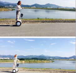 Incluso la señora musulmana de edad quería probar estos nuevos nacidos scooters inteligentes. Aquí la diferencia entre la historia y los tiempos modernos se difuminó.