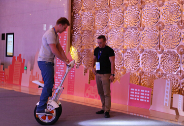 Montando en un scooter, un solo trabajador es capaz de cubrir toda la calle, lo que puede impulsar la eficiencia. 